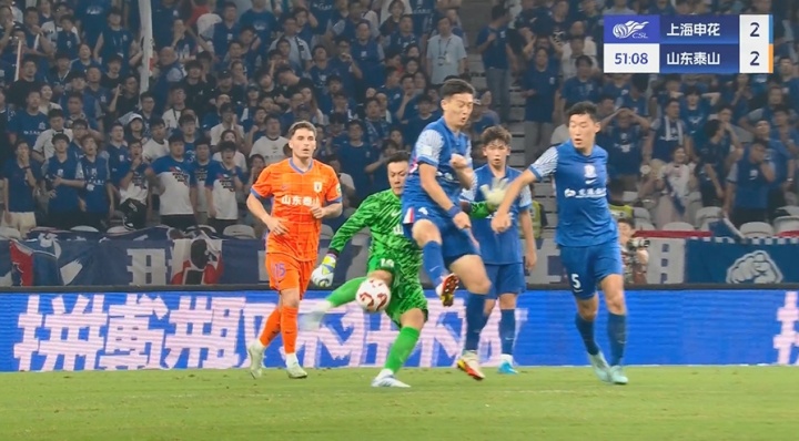 PG电子app下载-比赛第51分钟，王大雷开球时遭蒋圣龙犯规，蒋圣龙吃到黄牌